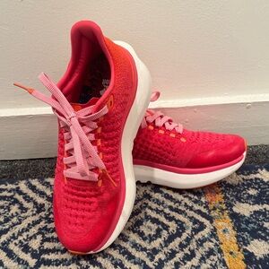 Rabbit women’s Dream Chaser running shoes pink raspberry size 9